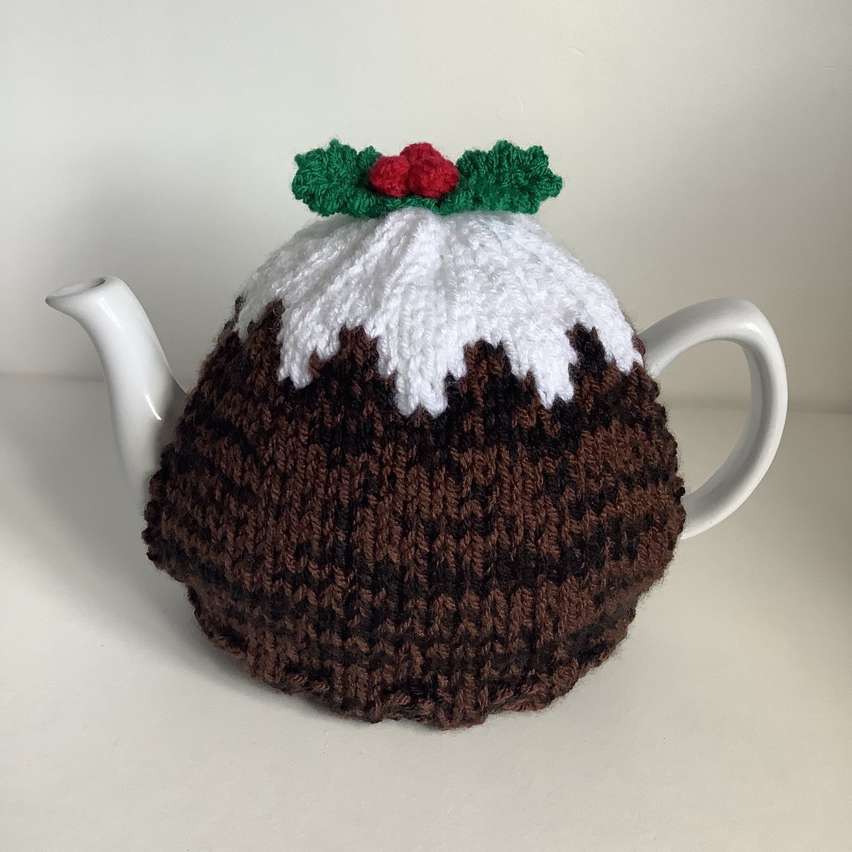 We are on the official countdown to Christmas 🎅🏼 Our hand knit Christmas pudding tea cosy is available now at Amazon! amazon.co.uk/dp/B08CBJLX7W #ChristmasPudding #Christmasteacosy #Teacosy #amazonhandmade #secretsanta #christmasdecor #xmasdecor #teacozy #teapotcover
