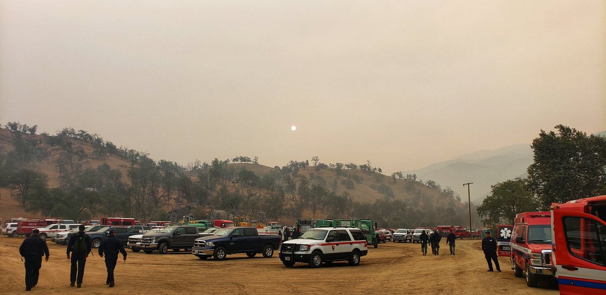 Smoky sunrise on #KNPComplexFire . Chiller and wetter to start the day.  Red Flag Warning 🚩 through 8pm . #cafire #CAwx