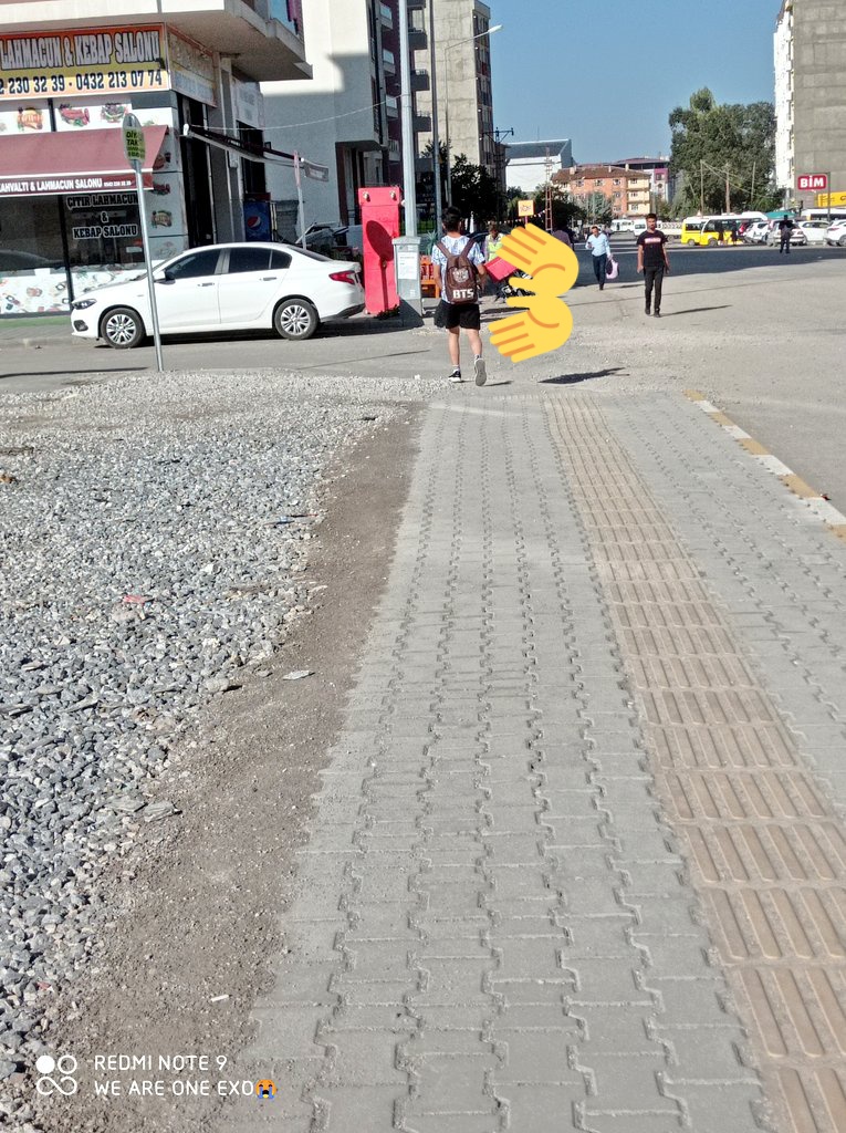 Bu gün site de aşık olduğum çocuğun Army olduğun sabah öğrendim bir da aşık oldum 😩