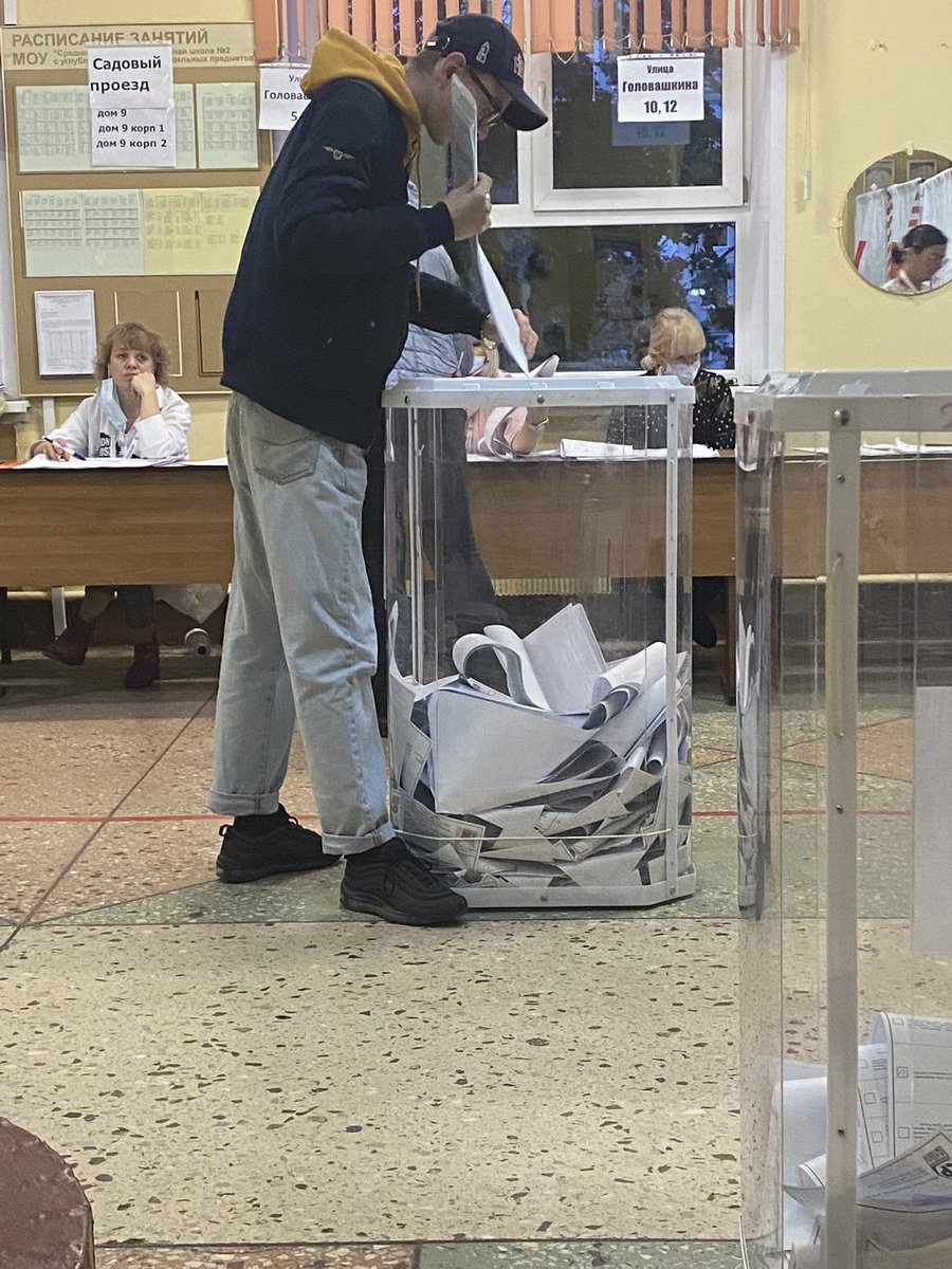 krylov_aleks's tweet photo. Молодёжь в деле!

#ПодмосковьеВыбирает2021 #Выборы2021 #Выборы #ЕДГ2021 #ЕР50  #Реутов #уик2638 https://t.co/2iNAvDPR57