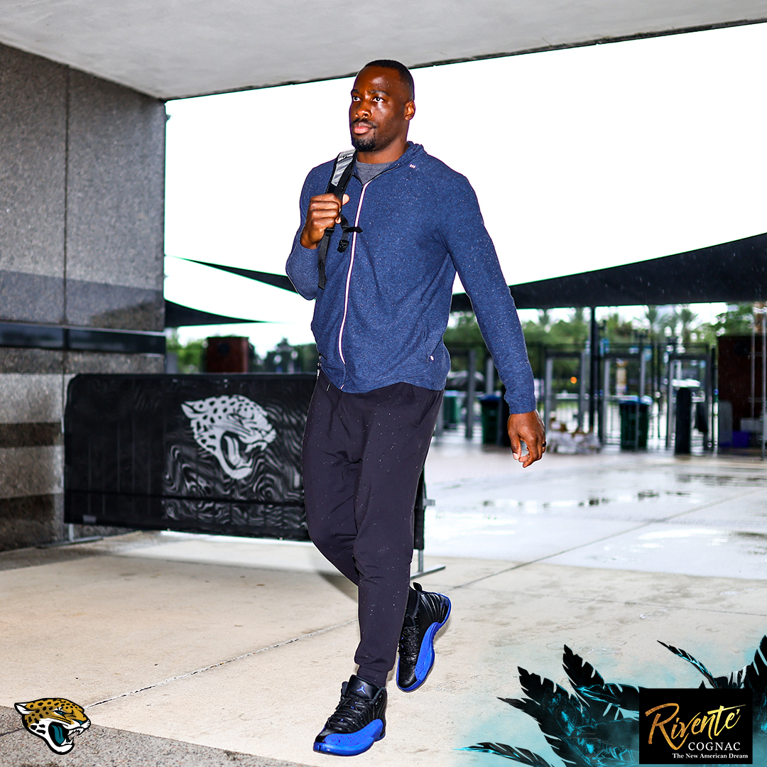 Jaguars's tweet photo. Back in the building.

@riventecognac | #DENvsJAX https://t.co/kZYL5rPnZP