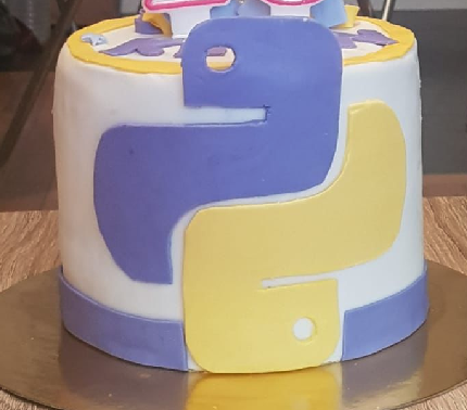 le_woudar's tweet photo. Je ne pouvais pas quand même finir cette magnifique semaine sans vous montrer mon super gâteau de geek 😋😌
#python #pythoncake #pythonprogramming #birthdaycelebration https://t.co/v6mL25i8wk