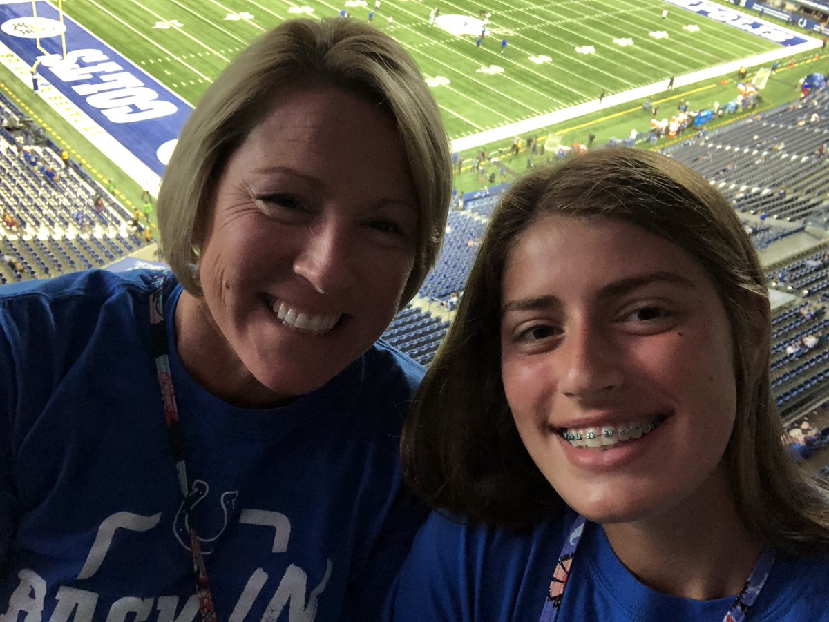 AmyLS23's tweet image. Mom, Daughter day  #colts #LARvsIND #ForTheShoe