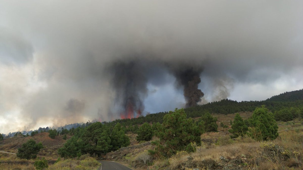 involcan's tweet photo. En esta foto de nuestra compañera Alba pueden intuirse siete bocas eruptivas, algo muy habitual en erupciones fisurales como esta. https://t.co/U1Om7Eodr6