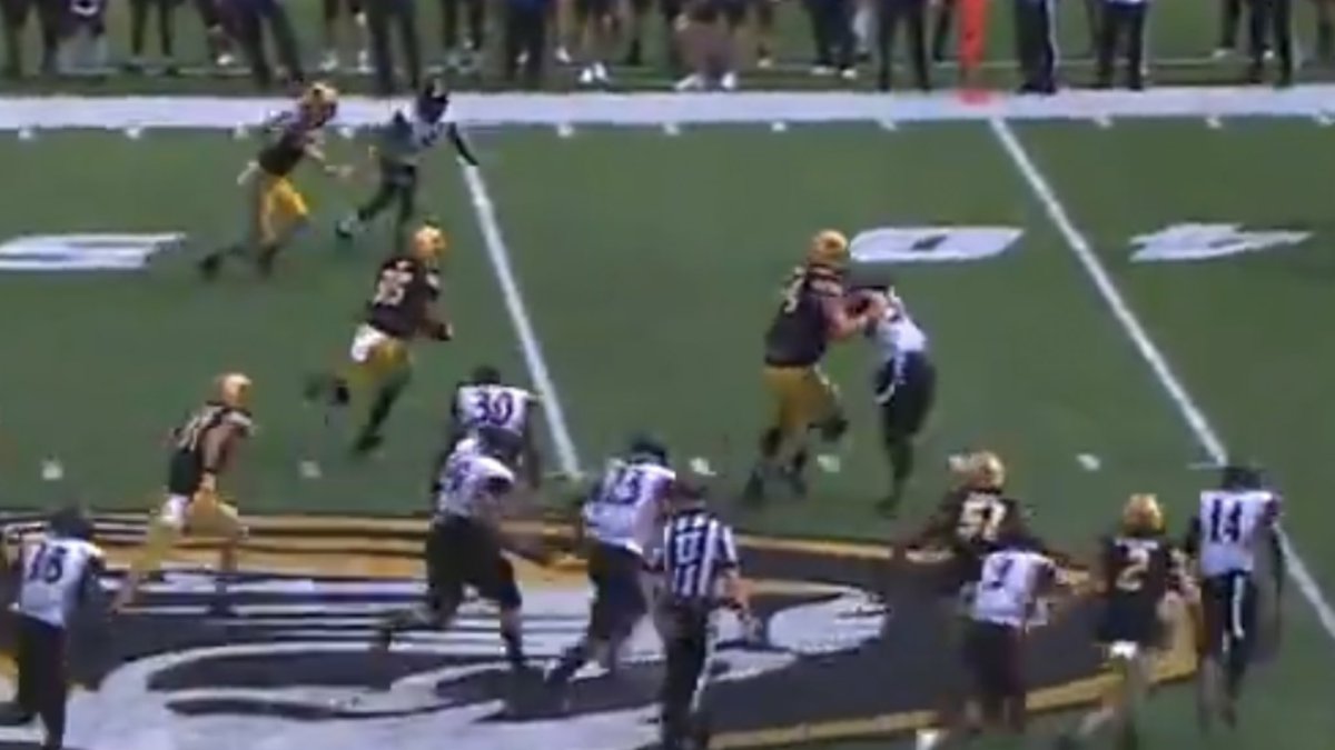 SixTigers9_7's tweet photo. @Bobby_Lawrence_ I see that pull with speed! Hard to ignore a 6’9 giant sprinting out in front …on that last score. poor dude had no chance. @MizzouFootball https://t.co/qqJqXVYs3x
