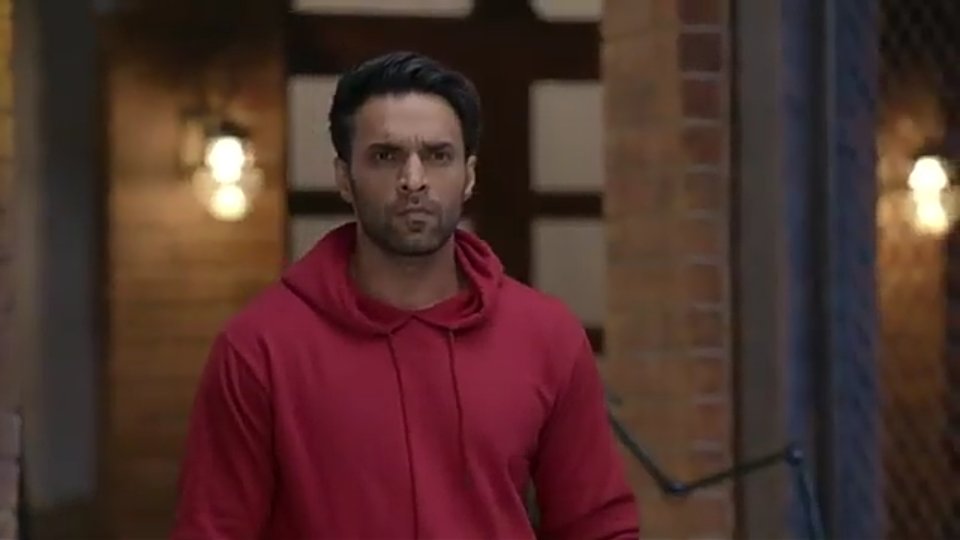Shaleenkaran's tweet photo. #shaleenmalhotra and this red hoodie โคโค....it can capture anyone's heart in just mere sec so be careful while watching #ziddidilmaanena #shaleenmalhotra #shaleenlove #karanshergill #arjunrawte #ZDMN https://t.co/pbXbANvkT9