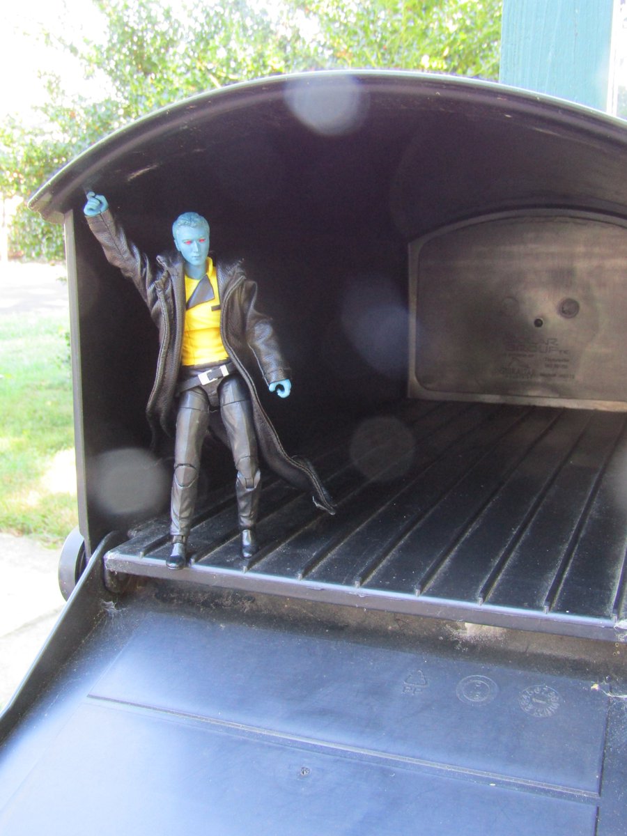 Everlastscribe's tweet photo. WOW! Last day of vacation and check who arrived! And um, apparently, Corwyne was in a mood. xD #brothernotbornintheice #chiss #swtor #customfig @rebelrealcanon https://t.co/WZU3cTmehS