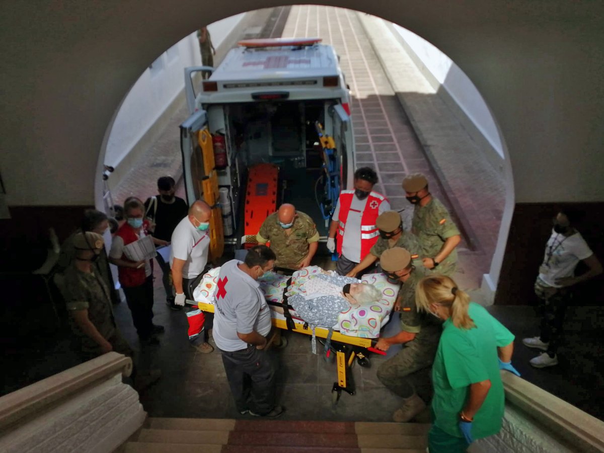 🔴El #EjercitodeTierra aporta la Unidad de Apoyo a la Proyección del acto.' El Fuerte' (5ª SUIGE) en #LaPalma, para apoyar a la población civil evacuada de las localidades cercanas, por la erupción del volcán Cumbre Vieja. <a href="/IGE_ET/">IGE_ET</a> <a href="/MCANA_ET/">Mando de Canarias</a> #SomostuEjército 🇪🇸