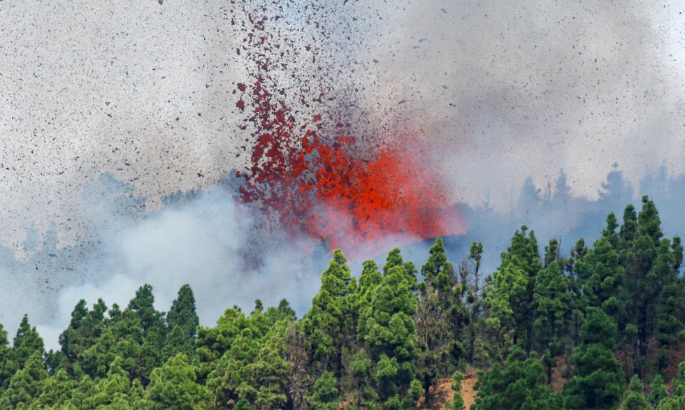 jpmasespanol's tweet photo. Impresionantes imágenes de la erupción de un volcán en #España 🌋

El volcan de siete bocas eruptivas, ubicado en la isla de La Palma, entró en erupción este domingo y cientos de personas han sido evacuadas. https://t.co/ZTg2XXxkF3