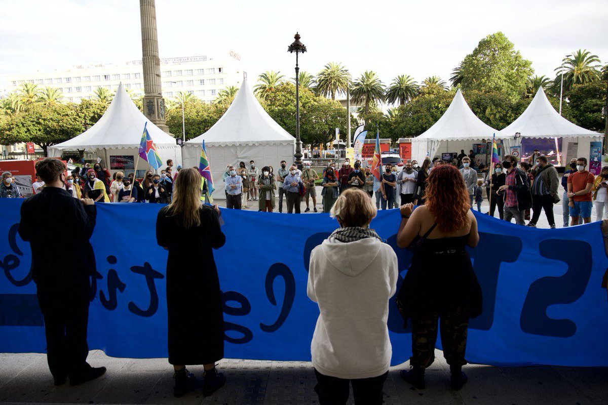 mareatlantica's tweet photo. Convocadas por @AmiZando, @AvanteLGBT e @AbrirFenda, estamos no Obelisco, para denunciar o aumento de agresións ás persoas #LBGTIQ. 

Para lembrar a Samuel, a todas as persoas que sufriron odio. Por unha #CoruñaDiversa #StopLGBTIQfobia https://t.co/xT0nyEJnT6
