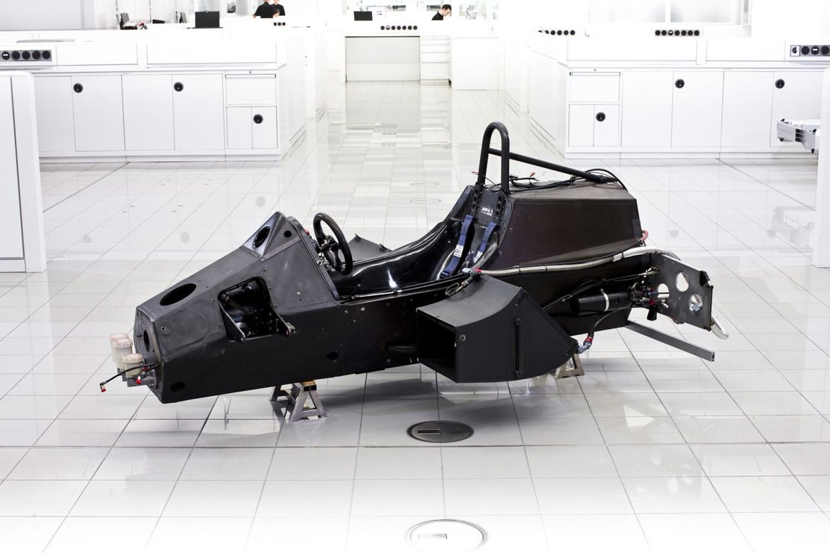 pedalafondonet's tweet photo. No es sino hasta 1981, con la introduction del 1er #Monocoque hecho en #FibradeCarbono a manos de #MclarenF1 y su MP4/1 . Con esta novedad se le otorgaba la verdadera proteccion a los pilotos en materia de poseer una #SafetyCell Segura en #F1 https://t.co/T42LzuNFJ6