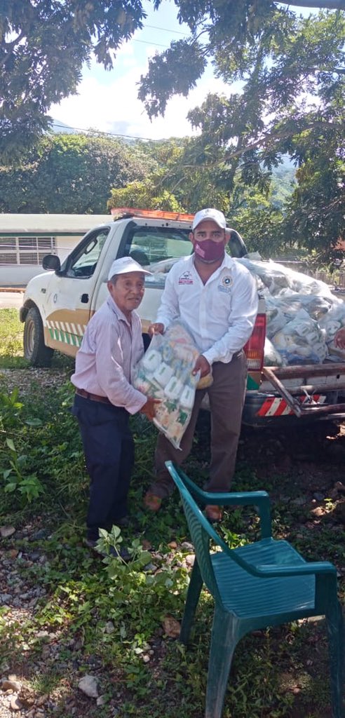 AMapastepec's tweet photo. Beneficiamos a 495 familias con la entrega de paquetes alimentarios, en las comunidades de Solo Dios, 21 de Marzo, Altamira II, Guadalupe Victoria y Ranchería Los Amates, quienes resultaron afectadas por las intensas lluvias suscitadas en la región. https://t.co/AS0X3Gdmba
