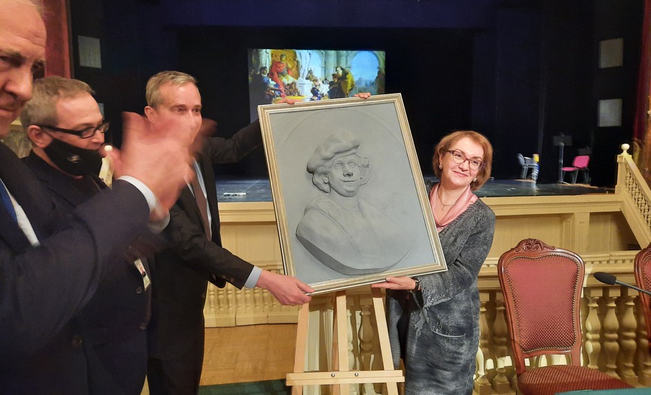 spblfb's tweet photo. When visiting the art literature reading room, don't forget to have a look at the walls. The library received a 3D copy of Rembrandt's Self-Portrait with Shaded Eyes from The State Hermitage Museum in April 2021 right before our opening for the visitors after the reconstruction. https://t.co/Cw47WHLldW