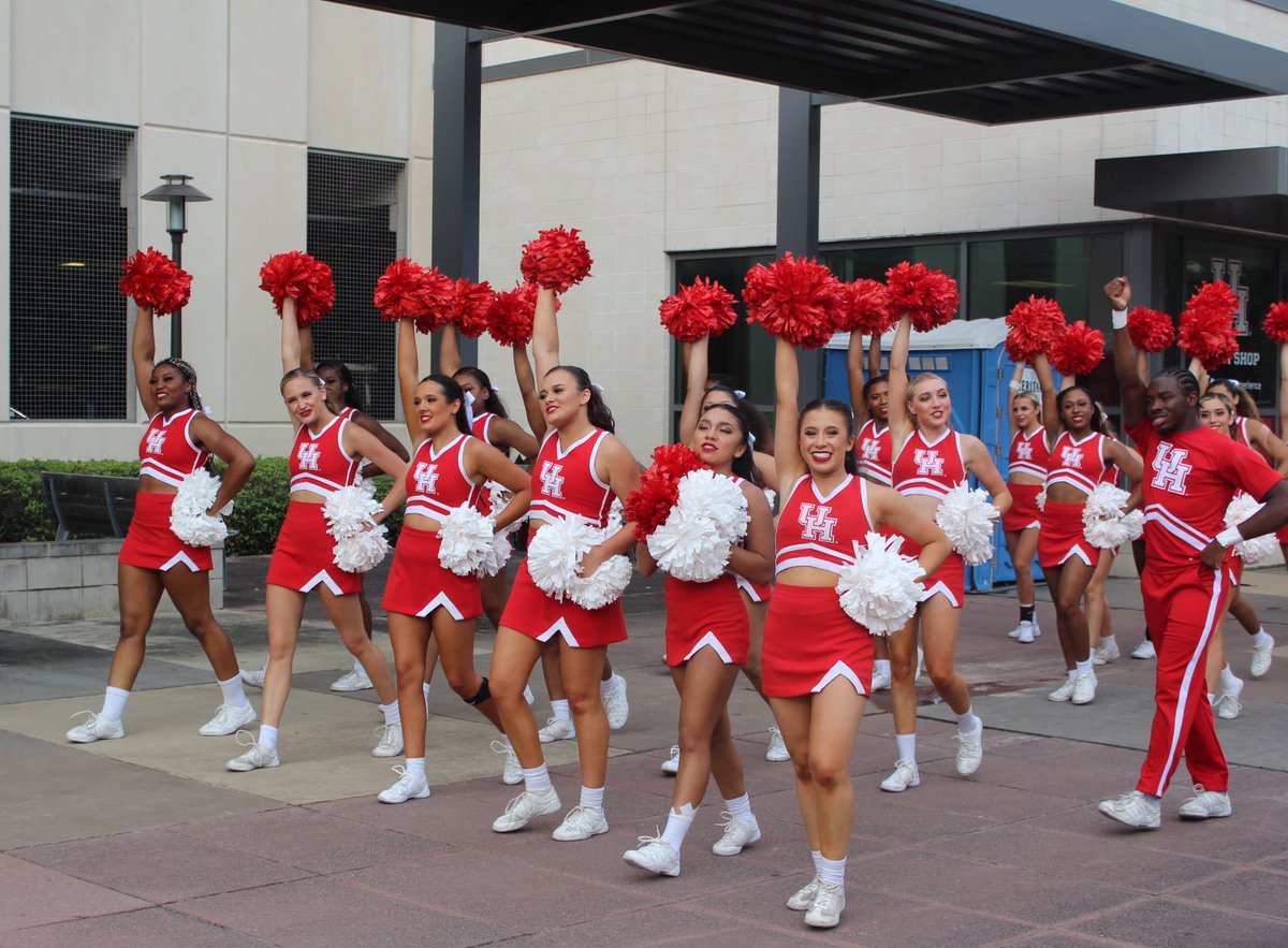 68Dlamb's tweet photo. Oh how we missed this!…The Cougar Walk, The Spirit Parade, &amp; The game! COOGS WIN!!🐾♥️ https://t.co/akTPnnPFQp