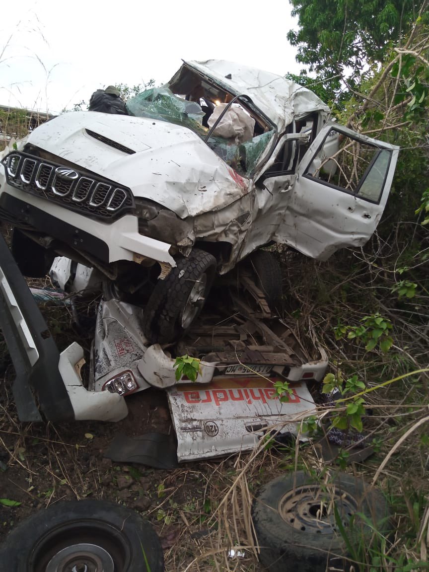 DelgadoCabo's tweet photo. The Police of Mozambique has just lost one of the circulating assets that was allocated to the District of #Quissanga. The crash and rollover accident occurred late yesterday afternoon (18-09) in the village of #Impire, on the section between Pemba and Ancuabe
@news_pinnacle https://t.co/BBT9wDhpo1