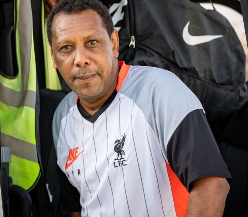 * قد لا يعرفه الكثيرون من أبناء الجيل الحالي ، يعتبر أحد أمهر وأفضل لاعبي الوسط في تاريخ كرة القدم العمانية .. عبدالله حمدان المعمري المشهور ب ( مجوما) نجم نادي فنجا وأفضل لاعب في كأس التعاون الخليجي الذي توج فيها نادي فنجا عام 1989 .