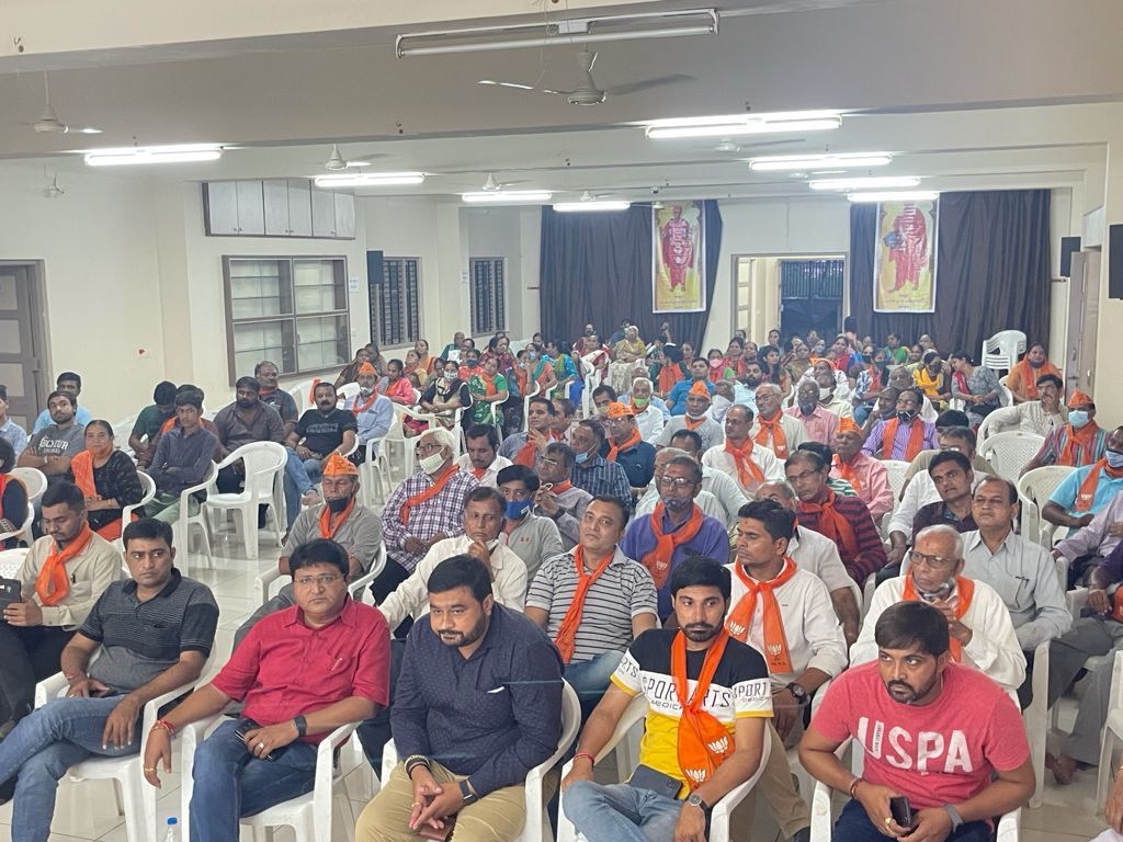 iViral_VyasBJP's tweet photo. પ્રધાનમંત્રી શ્રી નરેન્દ્રભાઇ મોદીજી ના જન્મદિવસ અંતર્ગત સાબરમતી વિધાનસભાના ધારાસભ્ય શ્રી અરવિંદભાઈ પટેલ, રાણીપ વોર્ડના પ્રભારી શ્રી દર્શકભાઈ ઠાકર ની વિશેષ ઉપસ્થિતિમાં રાણીપ વોર્ડમાં નમો એપ ડાઉનલોડ કરવાનો કાર્યક્રમ યોજાયો. https://t.co/VtUJVTvuB9