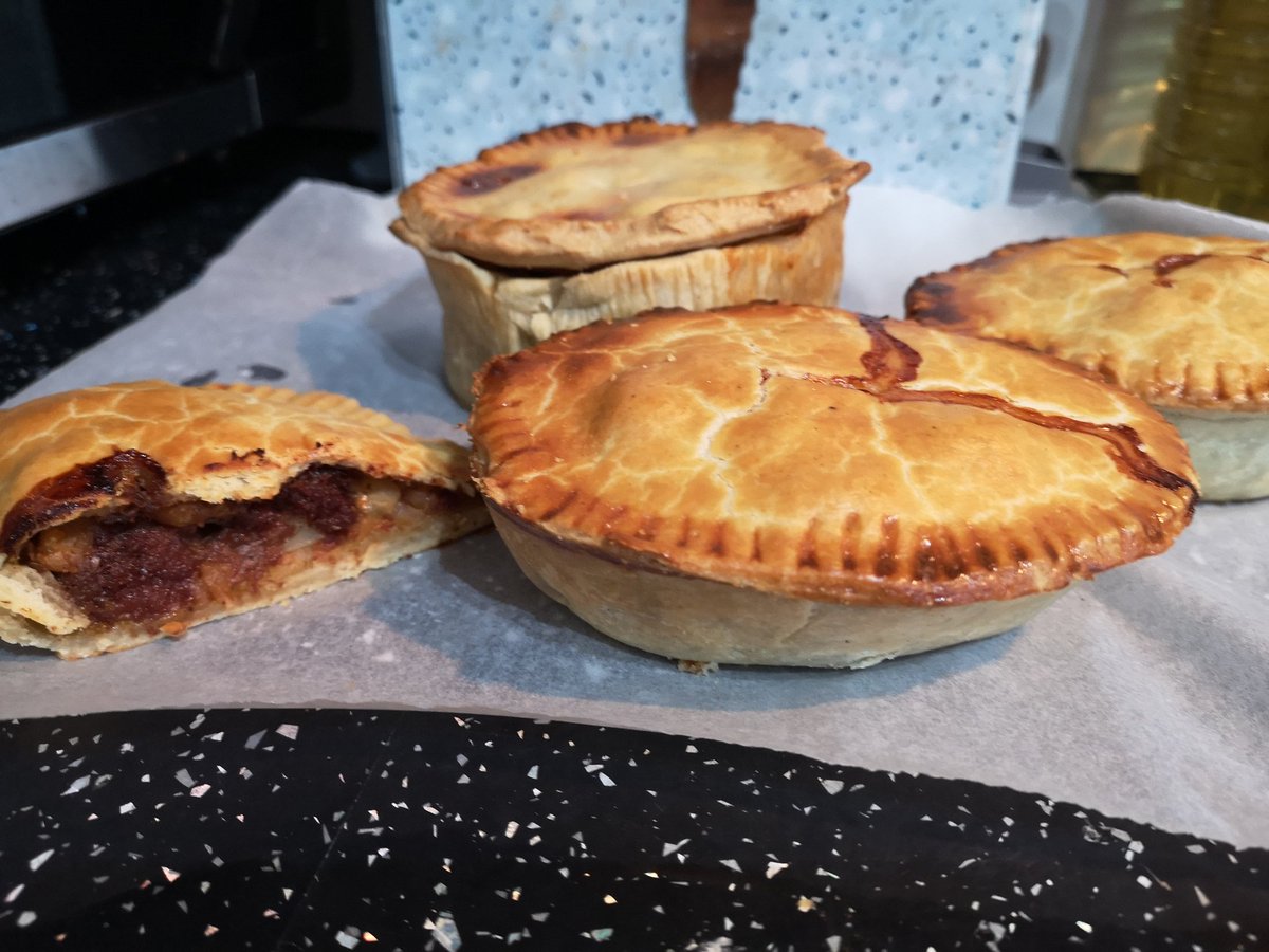 becklescakes's tweet photo. Cornbeef hash and bakedbean pie
#pienation #homemade https://t.co/1A3PGjdOnK