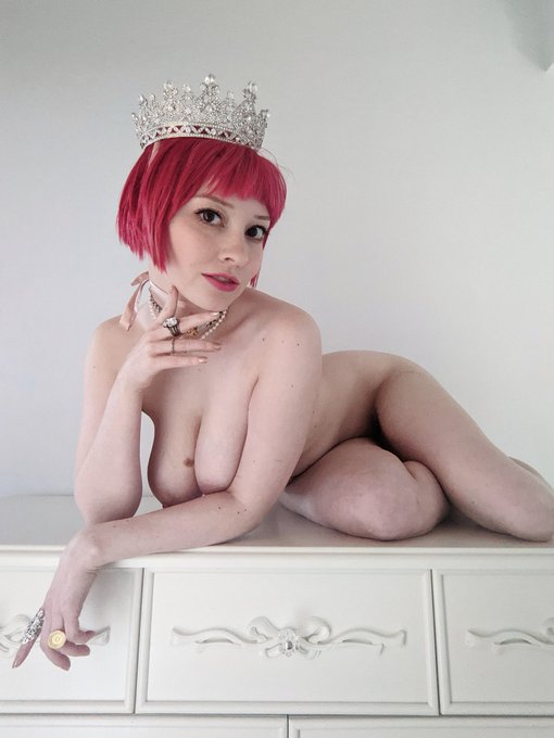 Birthday queen! 👑 https://t.co/tmkiE3g4z2<a href="/tag/onmfc"class="tags"><span>#onmfc</span></a>