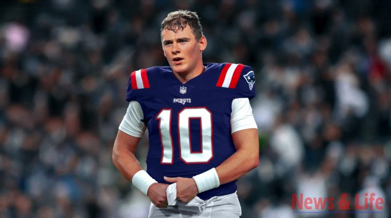 pbmack36's tweet photo. Congrats to former Alabama Crimson Tide QB Mack Jones for getting his first win in the #NFL as #Patriots starting Quarterback. #RollTide #BuiltByBama #mackjones https://t.co/eAYQAYyx8S
