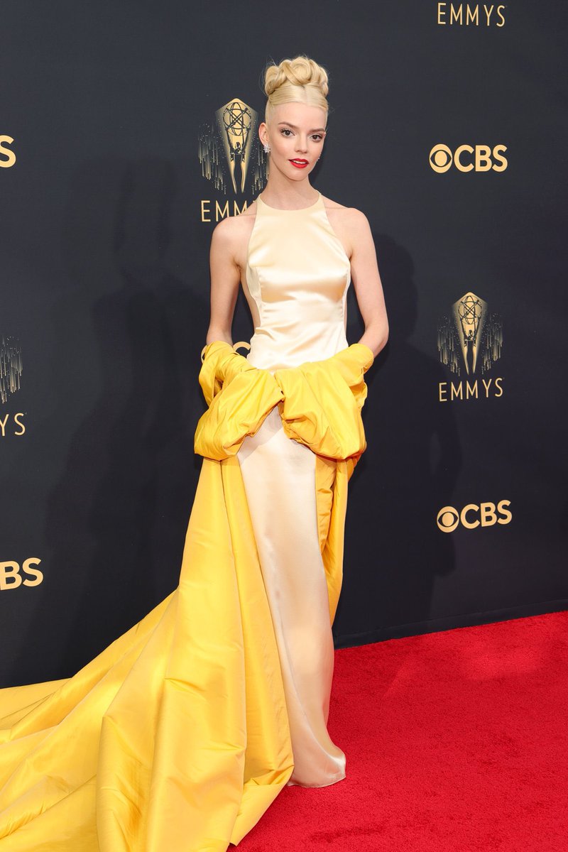 TheLueCrew's tweet photo. #QueensGambit Anya Taylor-Joy never misses a red carpet assignment #Emmys2021
#LuesLook๐ ๐ธ via Getty Images https://t.co/INdGoUnbT8