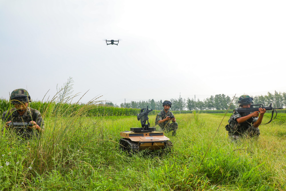 MelanieRovery's tweet photo. The 72nd brigade also exercised with a combat UGV, high altitude UAVs and smaller UAS
#ugv #unmannedsystems #uas #uav #combat #reconnaissance #directfire #eod #china #pla https://t.co/jkeKVOeLxI