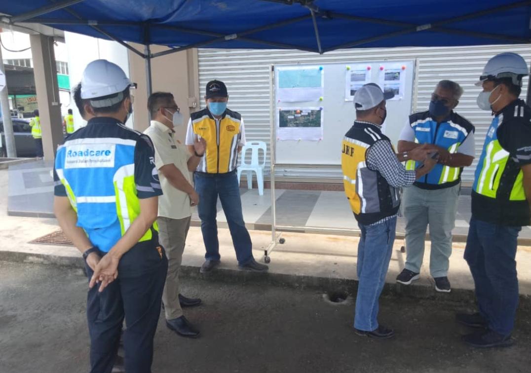 ProtascoMaint's tweet photo. Lawatan tuan Pengarah Cawangan Senggara Fasiliti Jalan En. Ibrahim ke FT08 daerah Bentong, Raub dan Lipis. Turut hadir YBhg. Dato Wan Imran dan Tuan RMR2 En Risyadi.
@PortascoMaint
#maintenancedivision
#KitaJagaKita
#LindungDiriLindungSemua https://t.co/SxJa9Bc8Ef