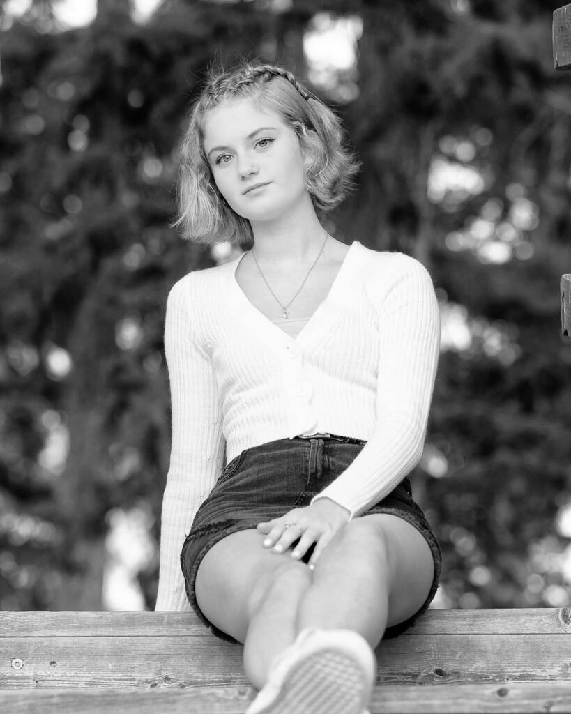 DennisRPhoto's tweet photo. Another fave senior portrait at Seeley Lake. ⁣
⁣
#portraitphotography #seniorportraits #montana #seeleylake #blackandwhite #canon #markiv #70-200mm https://t.co/NlkKoTB4zt