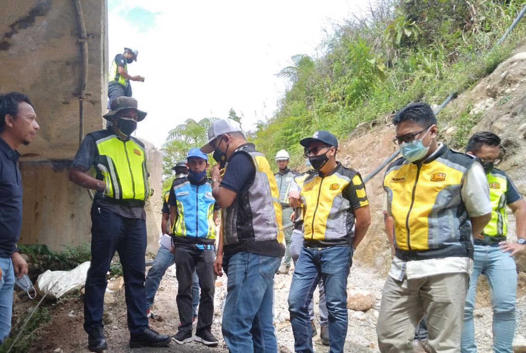 ProtascoMaint's tweet photo. Lawatan serta pemantauan kemajuan kerja oleh Pengarah CSFJ, JKR Kelantan, JKR Gua Musang dan RCSB ke lokasi pembaikan jalan rosak akibat banjir Lumpur di FT185 Sek 60 - 62
@PortascoMaint
#maintenancedivision
#KitaJagaKita
#LindungDiriLindungSemua https://t.co/Bp1eaKQeKh