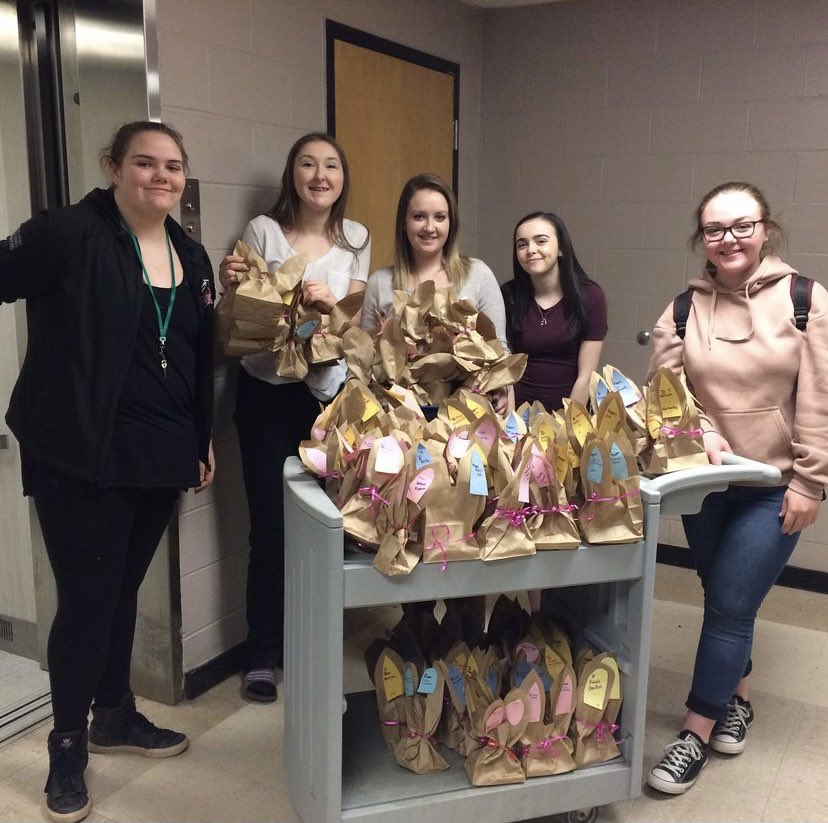 gbhsjg's tweet photo. We’re back!! 🤍 

Starting next Monday (the 27th) we’ll be hosting weekly meetings and kicking off another year of the Glace Bay High School Justice Group🌎 We meet at lunch in room 014! This group is run by youth for youth.💗 https://t.co/3ozCm03UuJ