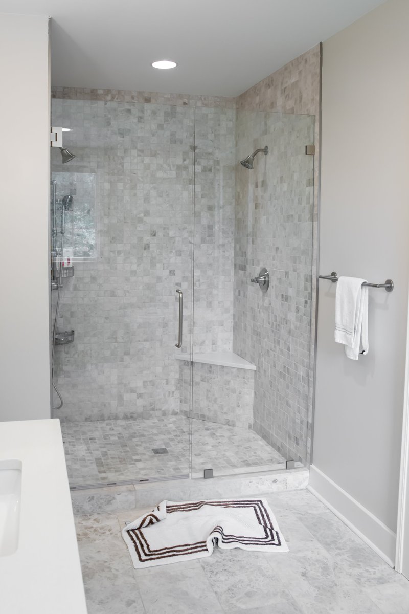 White and creme bathroom renovation for this Downtown Memphis home.

#memphishomerenovator #timdisalvo #memphisbathroomrenovations