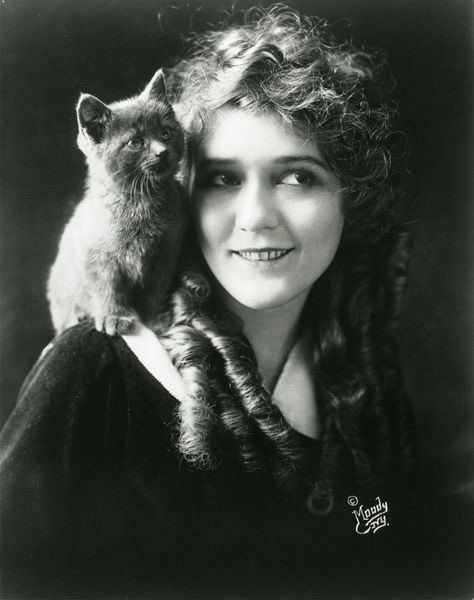 #MaryPickford with fan