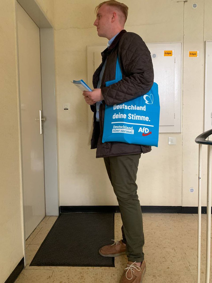 AfDKVDueren's tweet photo. ++Die letzten 7 Tage bis zur BTW++

Unsere #Truppe ist fast täglich im #Wahlkampf aktiv, egal ob #plakatieren, #flyern, Haustür- oder #Straßenwahlkampf, wir machen alles um unser #Wahlprogramm und unsere Ziele den Menschen näher zu bringen
#afd #btw21 #düren #btw2021 https://t.co/PH4EL45pVG