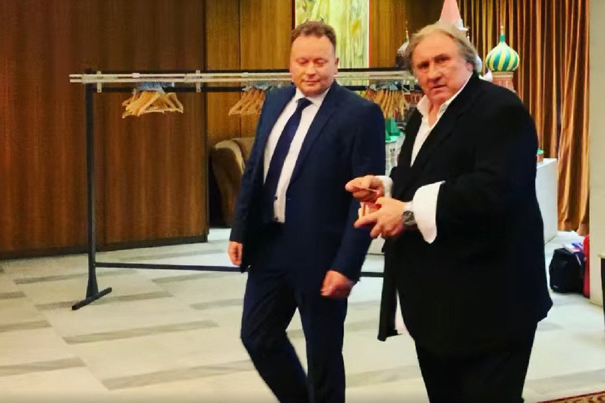 Depardieu u Parizu glasao za Putina E_rGyRrXsAUW_rA?format=jpg&name=medium