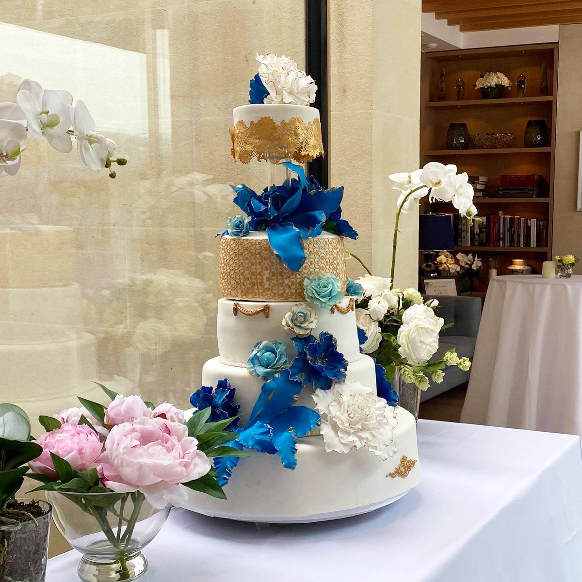 SweetArtLab's tweet image. Wedding cake 💙 banana blondie butter scotch cake &amp;amp; no egg yolk chocolate cake #weddings #weddingcake instagram.com/p/CUBA4Y6oCw5/…