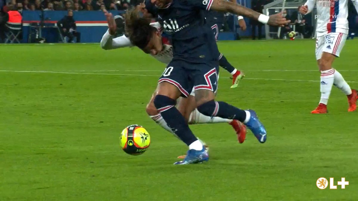 OL__Plus's tweet photo. #PSG 1-1 #OL
le penalty  #PSGOL https://t.co/hGNMN9KKac