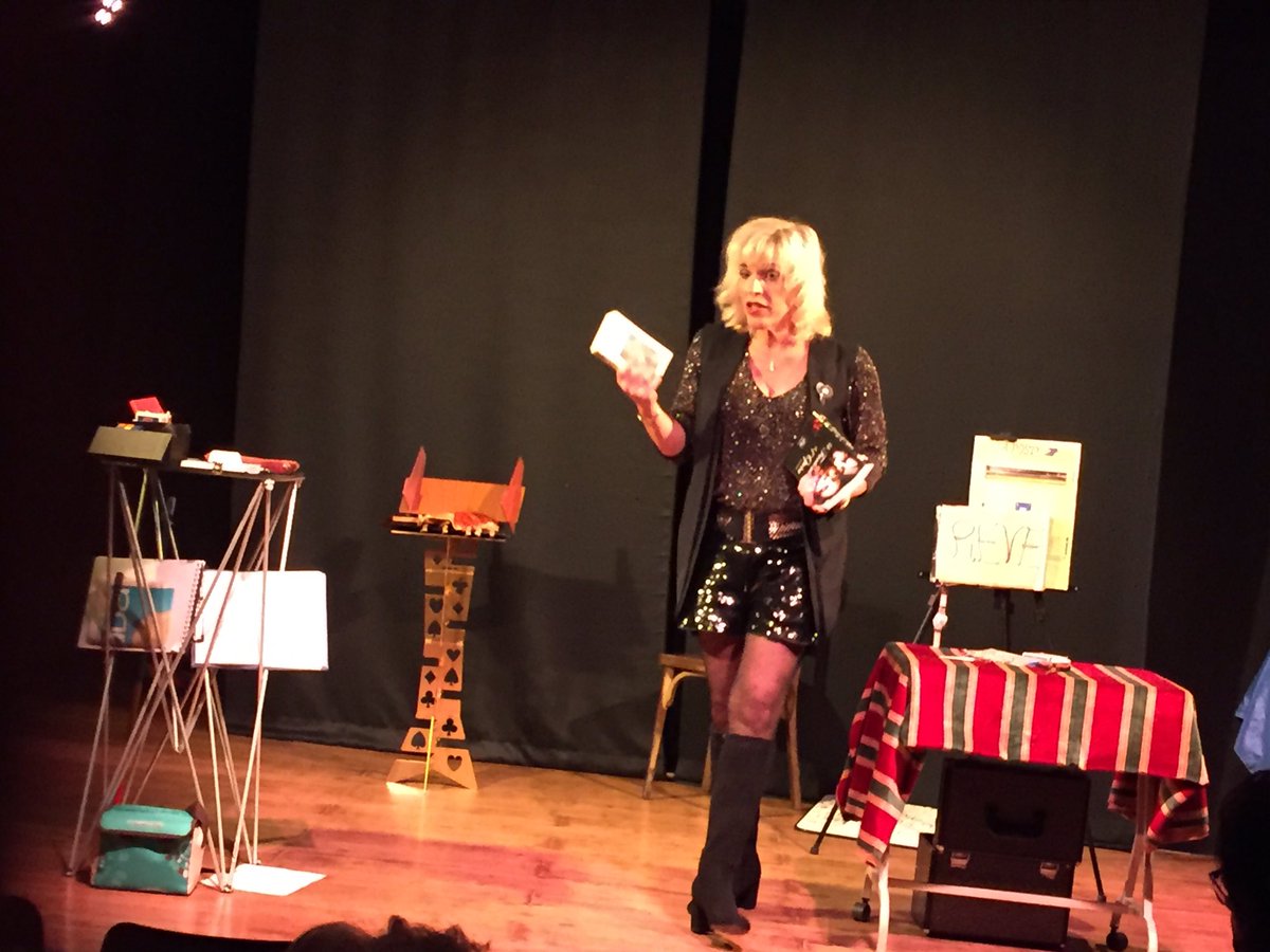 La saison 2021-2022 est lancée à l’Alphabet grâce à Y a-t-il un pilote dans la salle ?, Princesse Courgette et L’enchanteresse, mais aussi grave au public qui a répondu présent pour cette ouverture. Merci à tous !!!