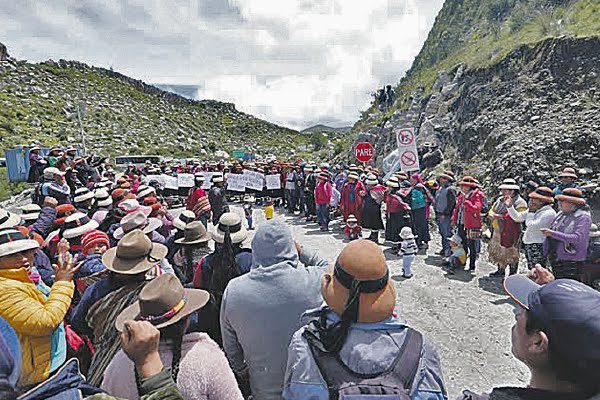 JulioGarciaOrd1's tweet photo. #Cotabamba El premier Guido Bellido dialoga con los comuneros para resolver los problemas con la minera Las Bambas. Nunca más la repreción por reclamar derechos y dignidad. https://t.co/WXlJXqstBy