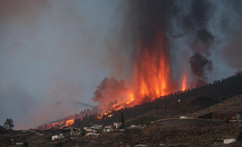 ElHuffPost's tweet photo. Las imágenes que deja el volcán de La Palma con la caída de la noche
https://t.co/KjYa86AzPH https://t.co/QCIE4sEPlz