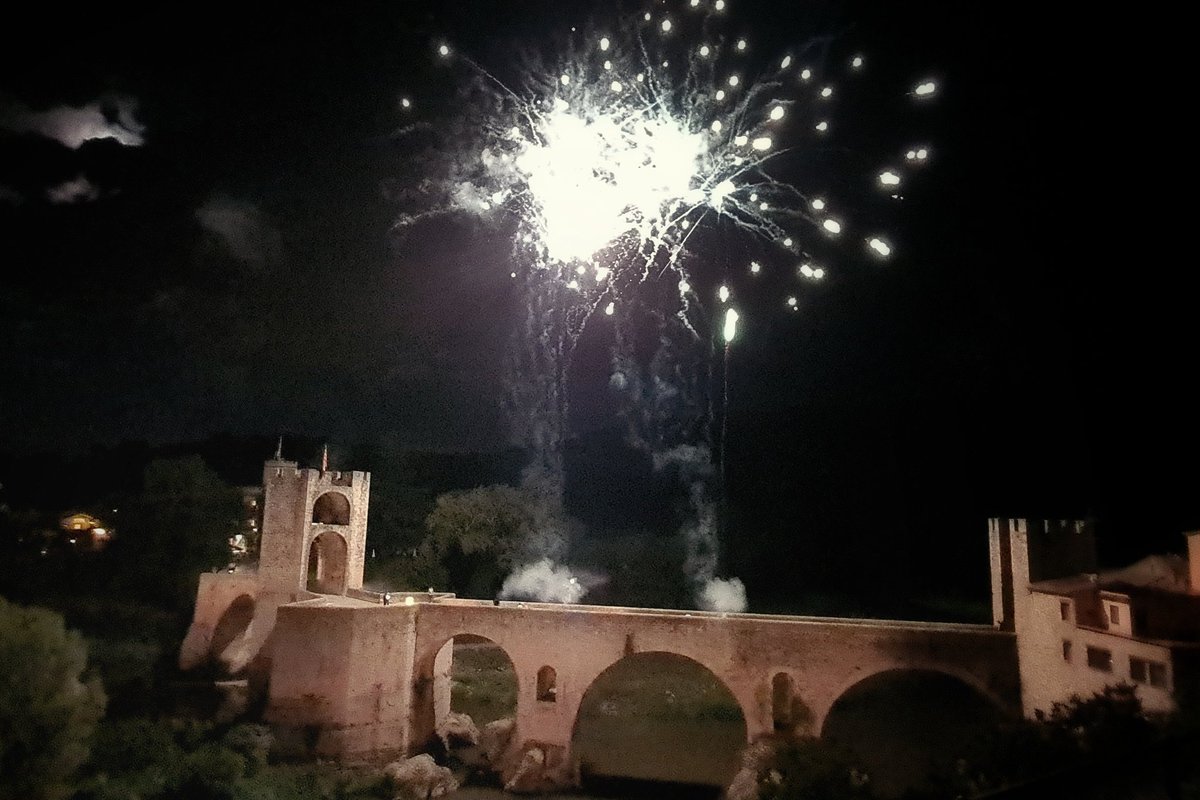 📍 Focs artificials fi de Festa Major de Besalú 2021.

👏👏 Bona feina la que ha fet  <a href="/jovesbesalu/">Grup Joves Besalú🎗</a> malgrat tot! 👌

#Besalú #FestaMajor #Catalunya