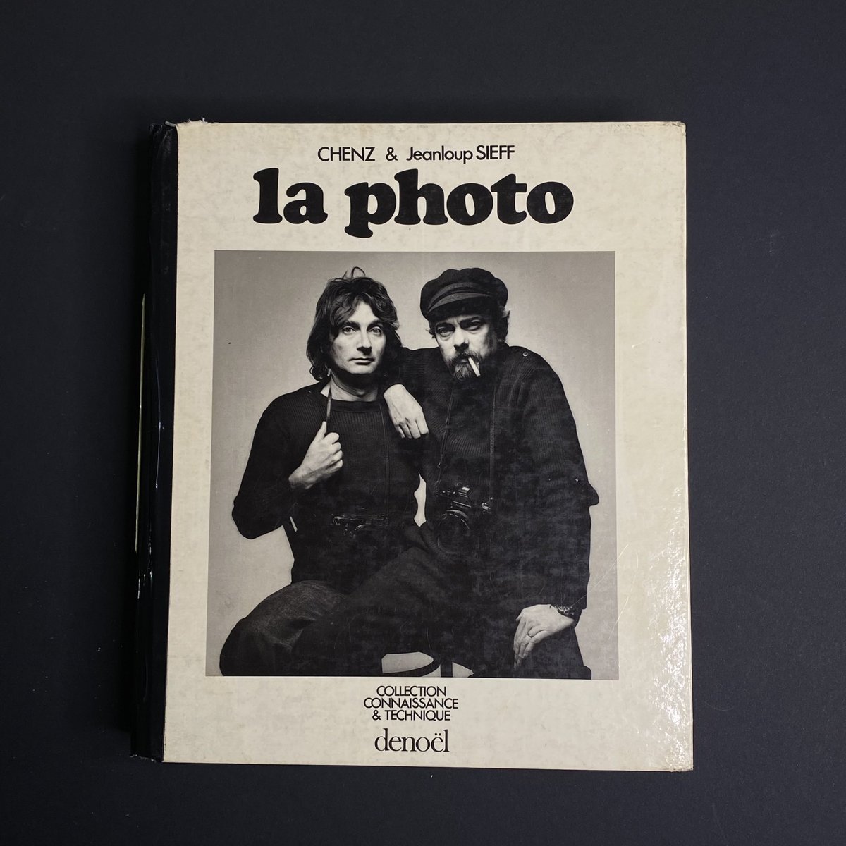 BLANCKARTVENOM's tweet photo. En classant mes archives.
Ce livre de #JeanLoupSieff &amp; #Chenz (photographe d’Hara-Kiri), véritable ovni éditorial aura été la Bible de mes 20 ans. Technique ET artistique à la fois, il présentait aussi tous les grands noms vivants de la photographie. Je ne m’en suis jamais séparé https://t.co/qeyaJRSelk