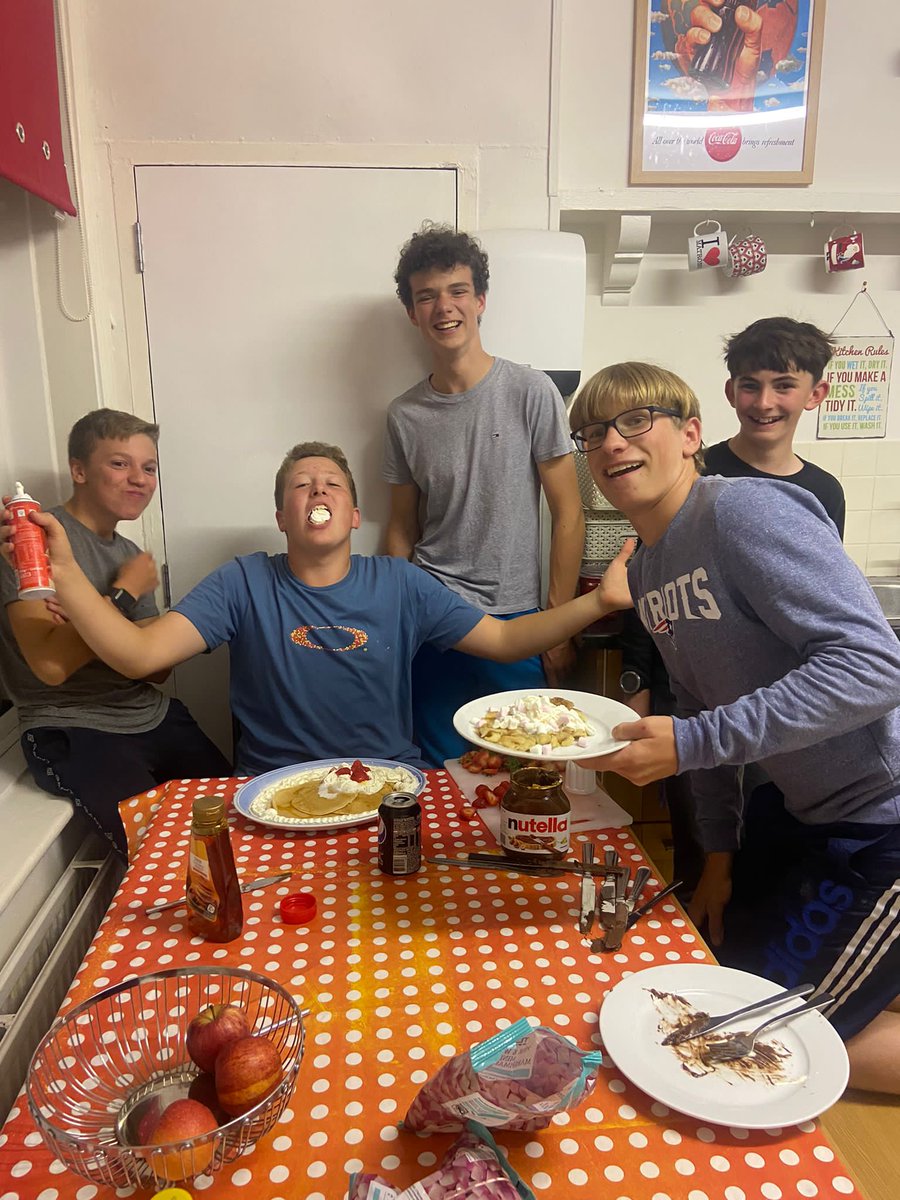 ShiplakeWelsh's tweet photo. Friday night pancakes were top notch, although we may have to brush up on dining room decorum #tablemanners #flippingpancakes #mindtheceilingohnevermind (4/4) https://t.co/vUBLNyPEFg