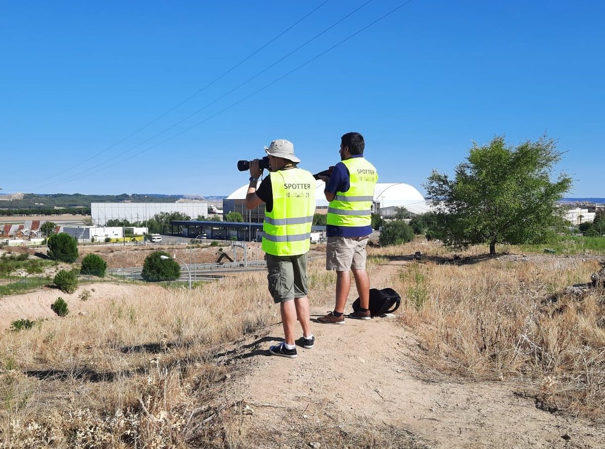 pedrospotter's tweet photo. Hoy #Domingo compartiendo sesión #spotteo con @JorgeLeyFdez aprovechando su paso por #Barajas. Donde hemos lucio chalecos de #LERL #CQM
#avgeek #avgeeks #aviation #aviationphotography #aviationlovers #aviones https://t.co/rI2UvTu5D9