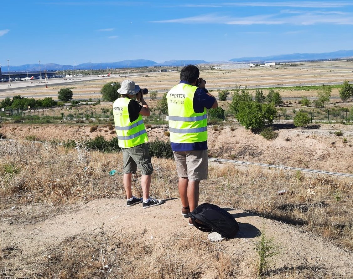 pedrospotter's tweet photo. Hoy #Domingo compartiendo sesión #spotteo con @JorgeLeyFdez aprovechando su paso por #Barajas. Donde hemos lucio chalecos de #LERL #CQM
#avgeek #avgeeks #aviation #aviationphotography #aviationlovers #aviones https://t.co/rI2UvTu5D9