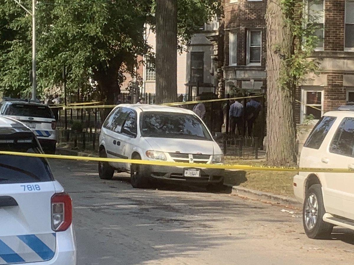 #Englewood, Fatal police shooting-66th &amp; Harvard 11am, officer seen running out of apartment bldg after neighbors heard 3 gun shots...man &amp; woman heard arguing prior, knife recovered per police, man, age 28 dead. <a href="/ChicagoCOPA/">COPA</a> investigating <a href="/fox32news/">FOX 32 News</a>
