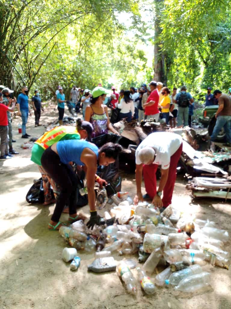 (EN FOTOS) Gobierno de Aragua realizó extraordinaria Jornada de Saneamiento Ambiental a través de la Sec. de Ambiente y Minas <a href="/IngcannataCL/">Carmen Cannata</a>, en Las Crucinas, Choroní, donde se ejecutó la recolección de desechos sólidos en zonas para el esparcimiento y recreación del pueblo.