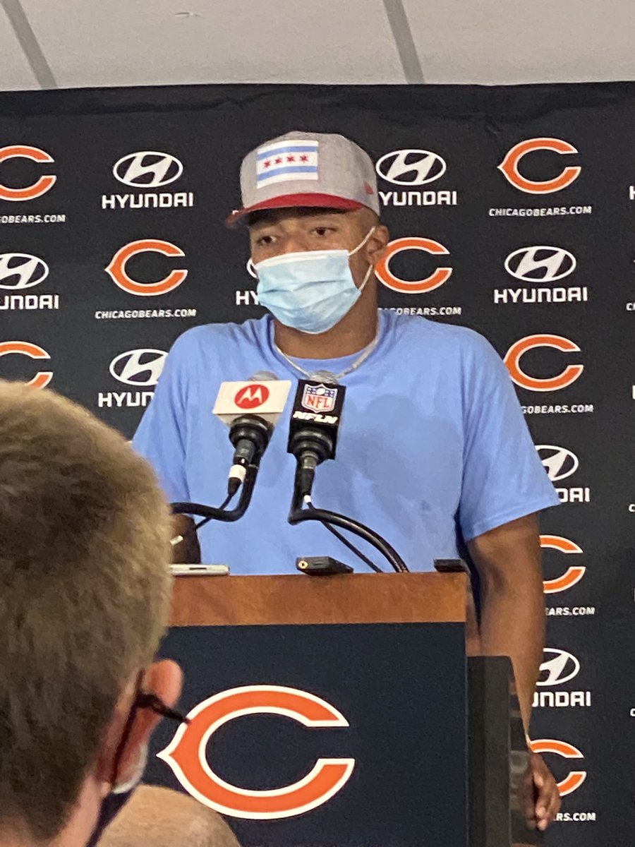 saul_r26's tweet photo. Justin Fields rocking the hat with a Chicago flag and a @NHLBlackhawks logo on the side
#Chicagi #Bears #NFL https://t.co/jLWYiATGvb