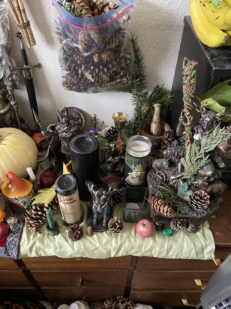 SammieMcIntyr14's tweet image. My altar is all set for Mabon with The God and Goddess approvals 🎃🦉🕸🦌🪶🍁🍂🍃🌾🌕