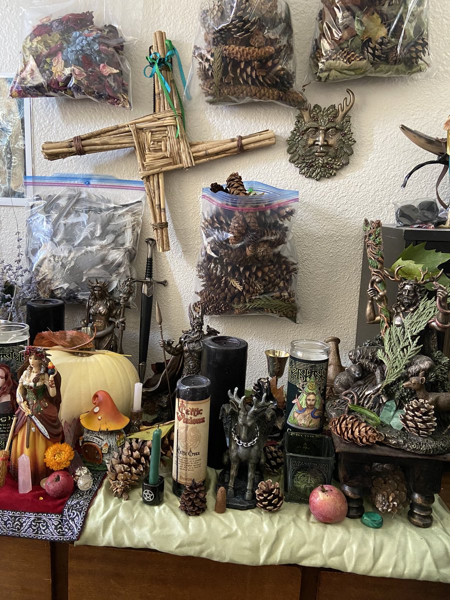 SammieMcIntyr14's tweet image. My altar is all set for Mabon with The God and Goddess approvals 🎃🦉🕸🦌🪶🍁🍂🍃🌾🌕
