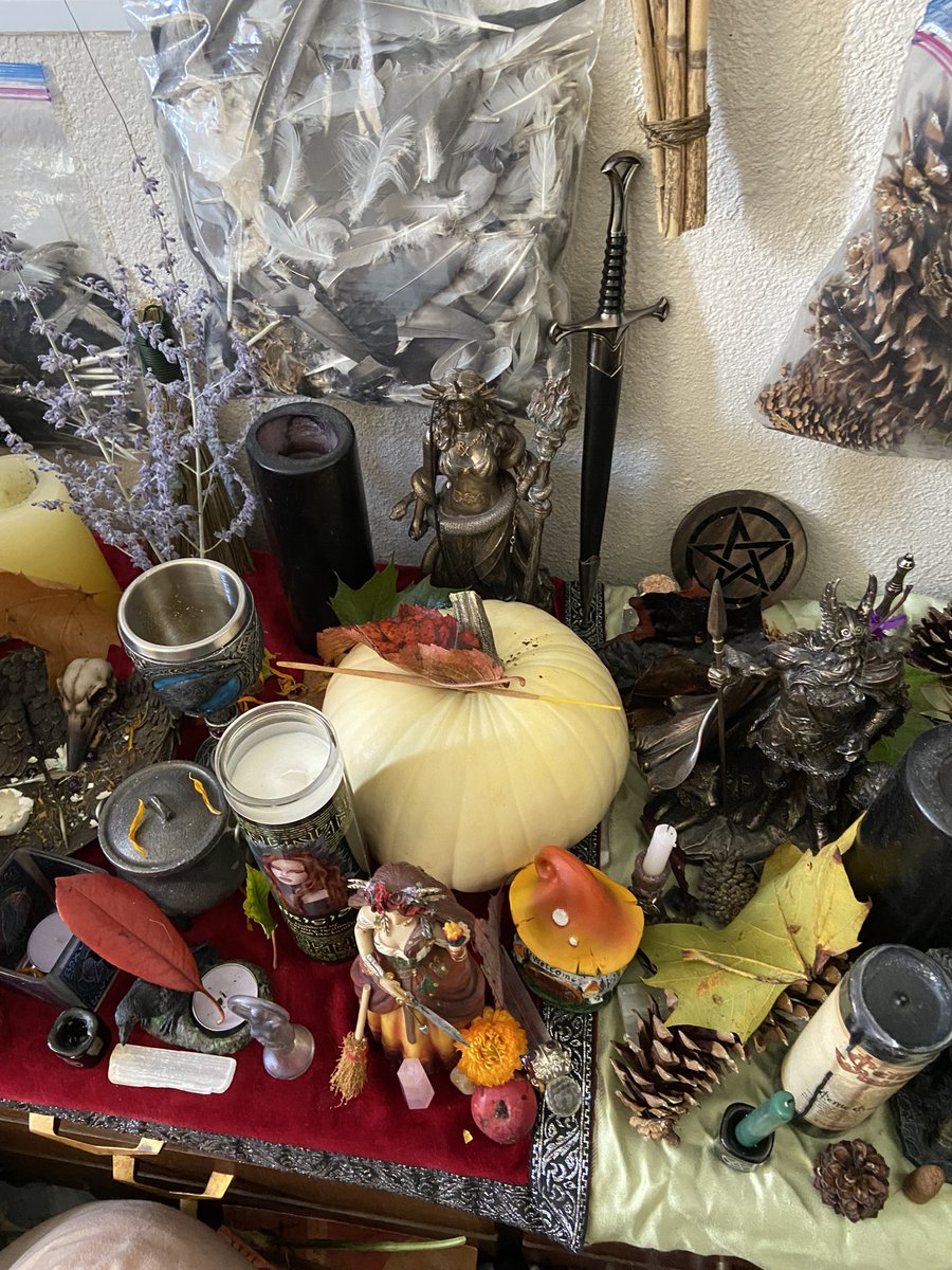 SammieMcIntyr14's tweet image. My altar is all set for Mabon with The God and Goddess approvals 🎃🦉🕸🦌🪶🍁🍂🍃🌾🌕